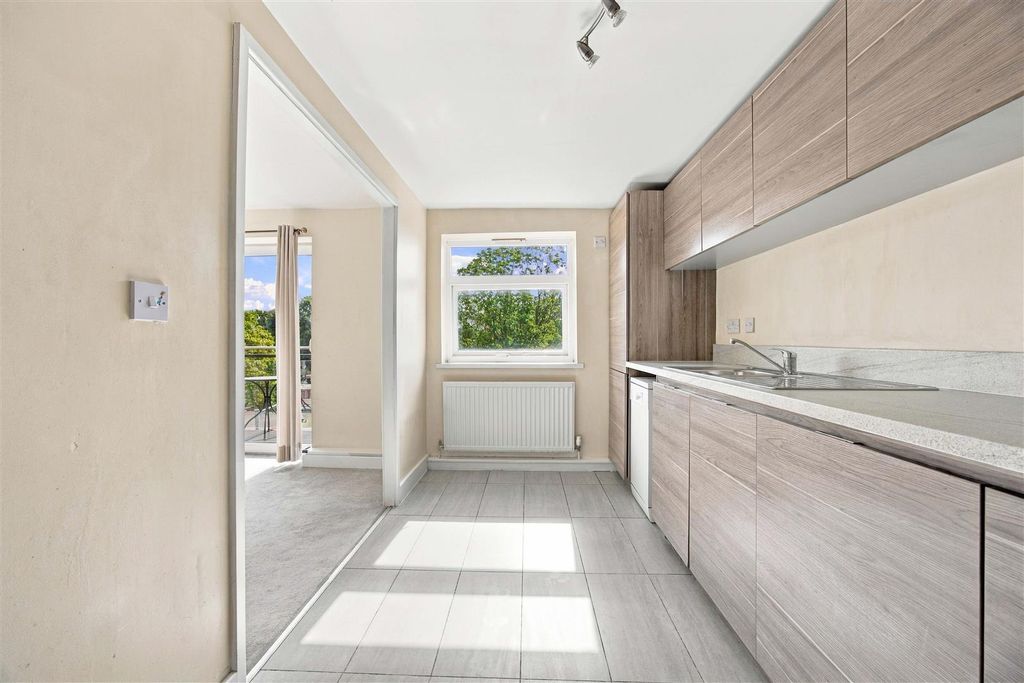 Property photo 3 of 15 Kitchen (4)