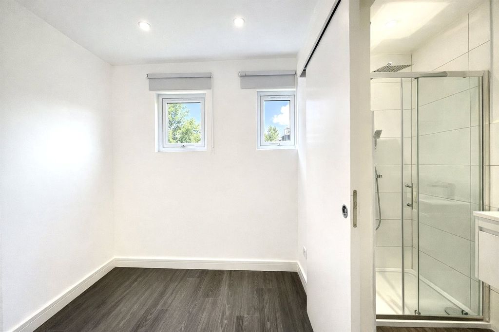 Property photo 3 of 8 Picture No. 10