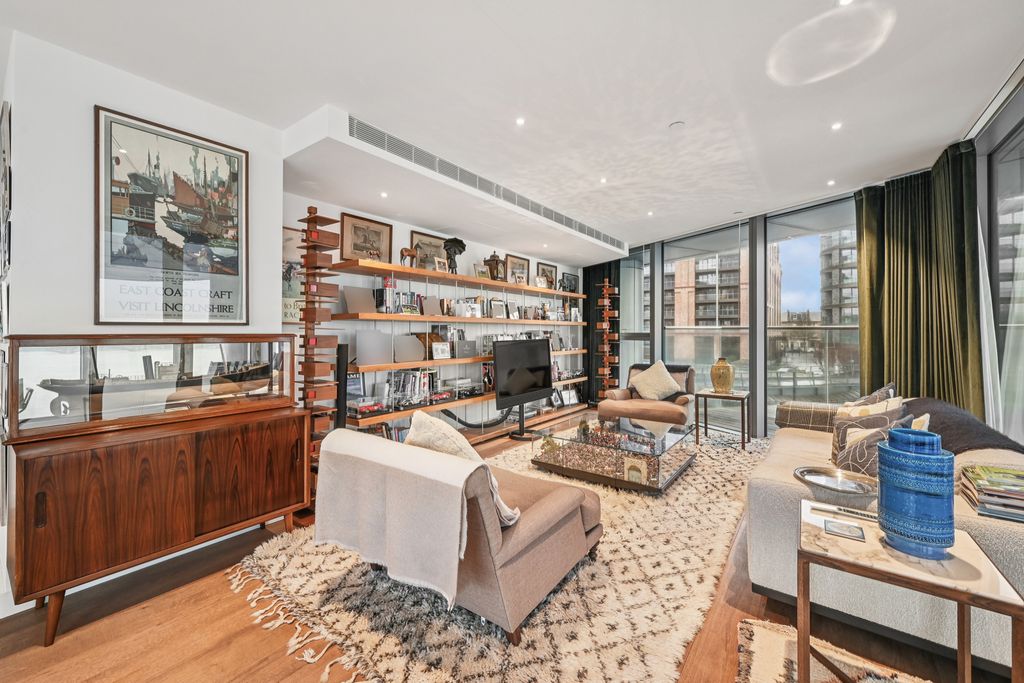 Property photo 3 of 34 Reception