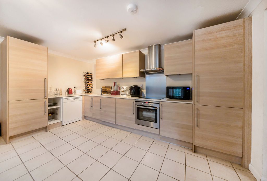 Property photo 2 of 12 2-1327685-2-687F7...