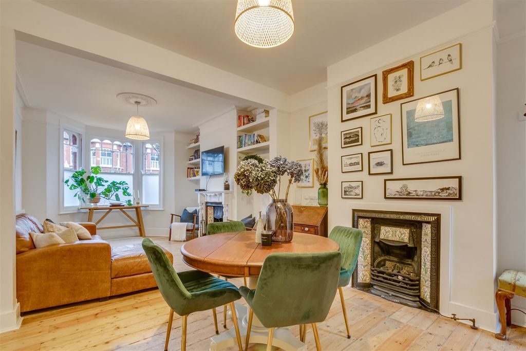 Property photo 3 of 7 Dining