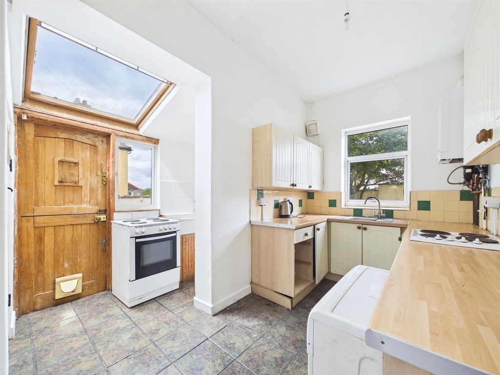 Property photo 3 of 15 5 - 4-Bedrooms Semi Detached House Fishponds.Jpg