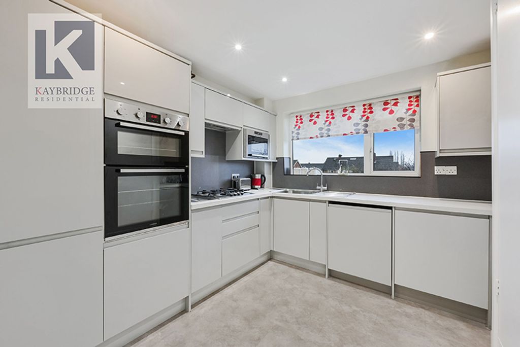 Property photo 2 of 11 Larch Crescent, Epsom Kt19 9El