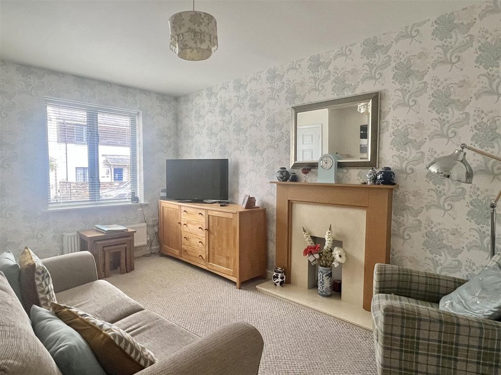 Property photo 2 of 19 Lounge