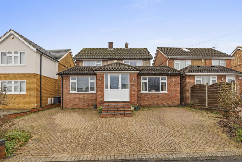 Property photo 1 of 15 102 Carver Hill Rd, Hp11 2Ud-15.Jpg