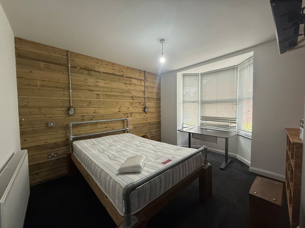 Property photo 2 of 11 Room