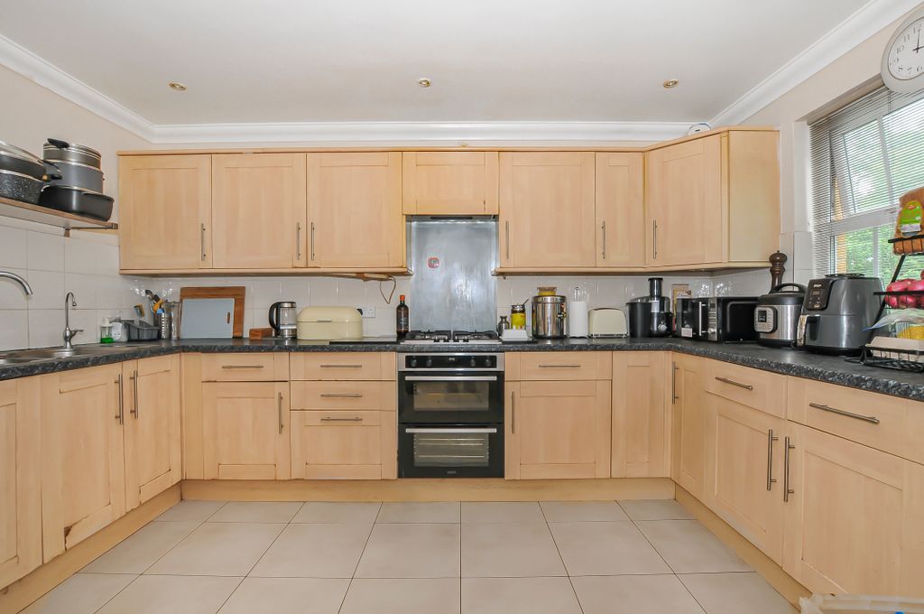 Property photo 2 of 16 London Road11