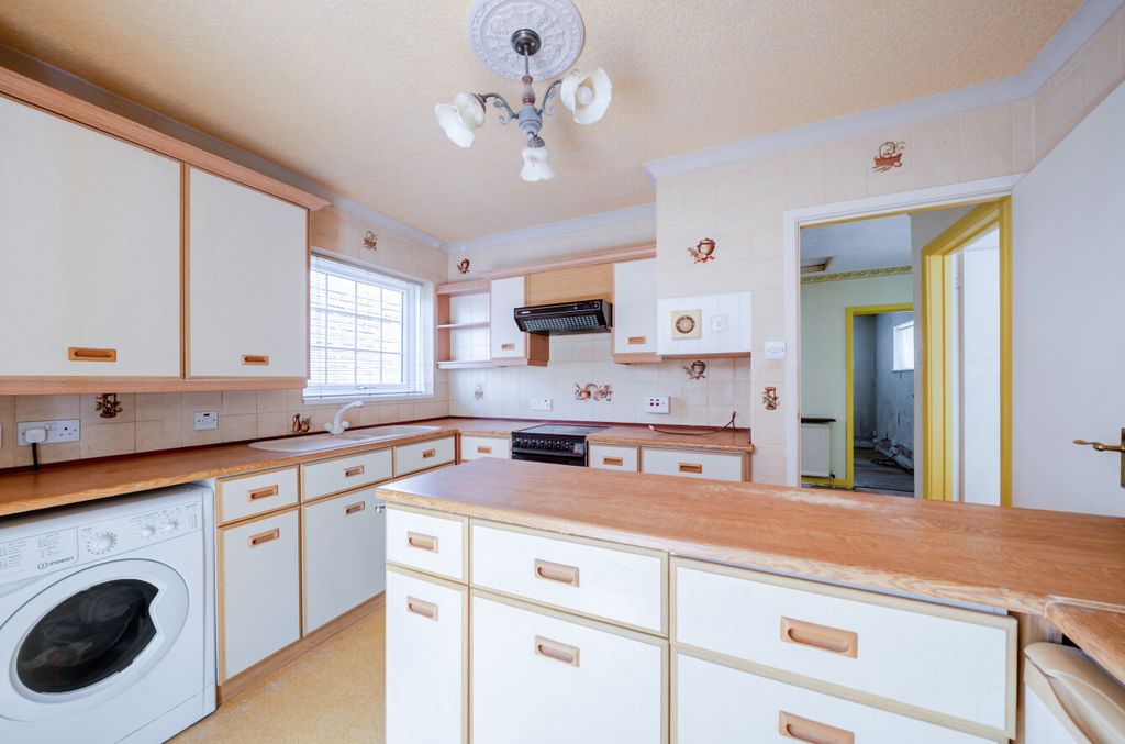 Property photo 3 of 14 1488628-12-6A4d06...