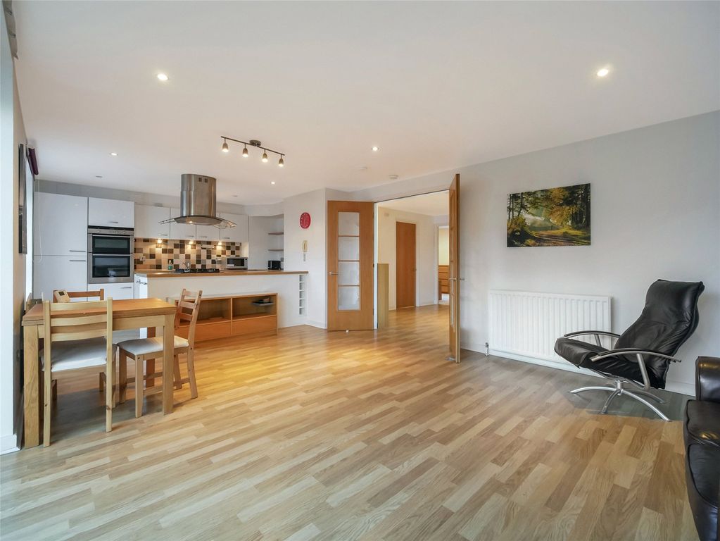 Property photo 2 of 27 Picture No. 11