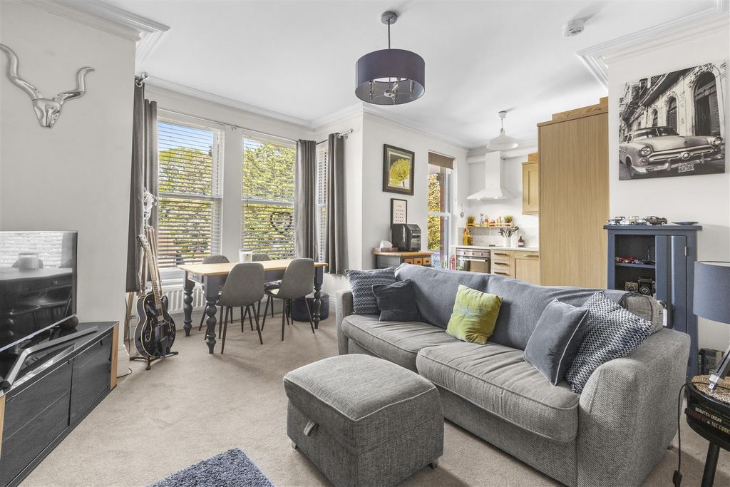 Property photo 3 of 11 Amersham Hill-6.Jpg