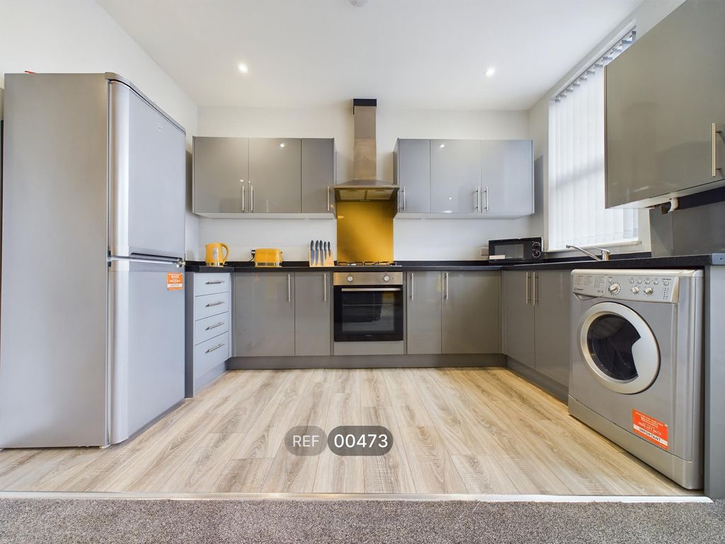 Property photo 1 of 10 Kitchen/Living Area