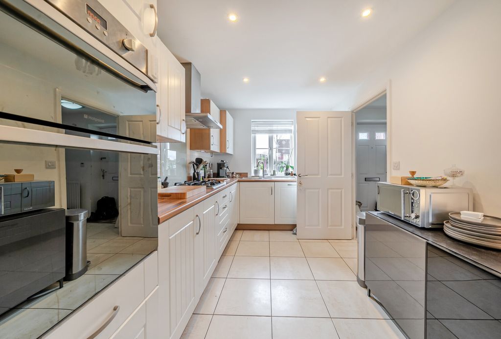 Property photo 2 of 13 1404949-13-698B0F...