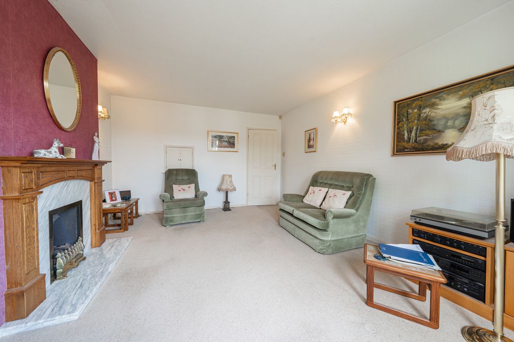Property photo 3 of 17 .