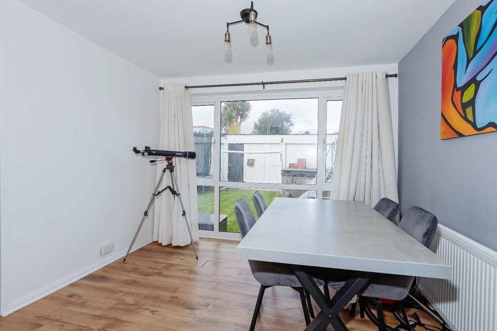 Property photo 3 of 17 The Deneway_8.Jpg