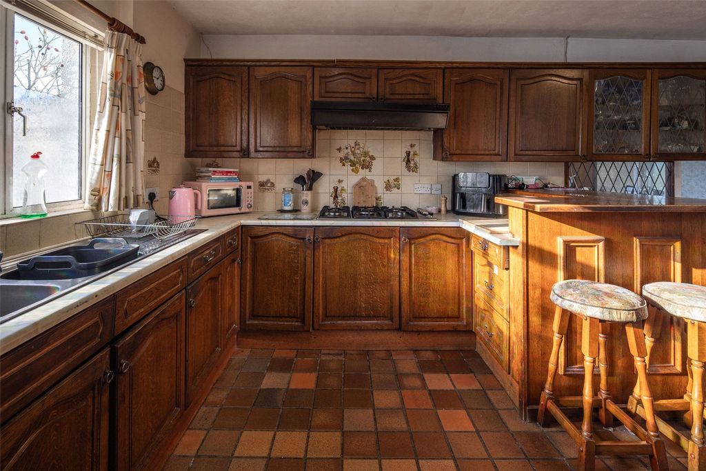 Property photo 3 of 31 Kitchen