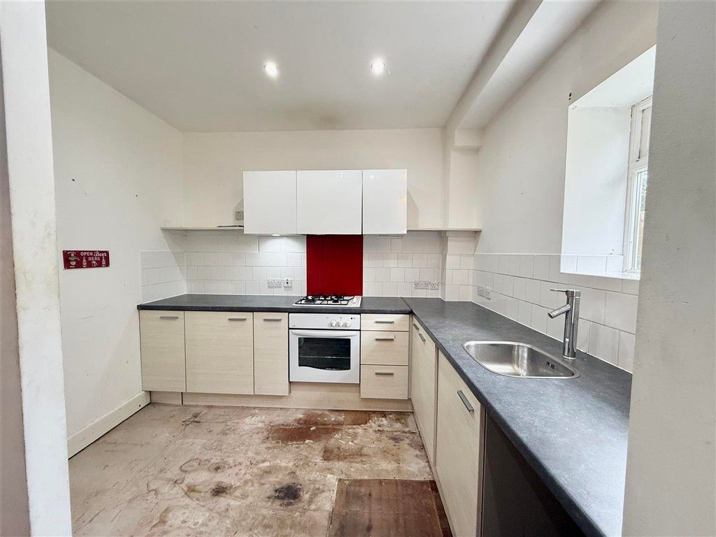 Property photo 3 of 10 Kitchen