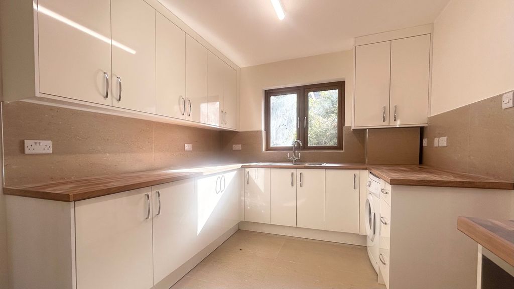 Property photo 2 of 11 Kitchen