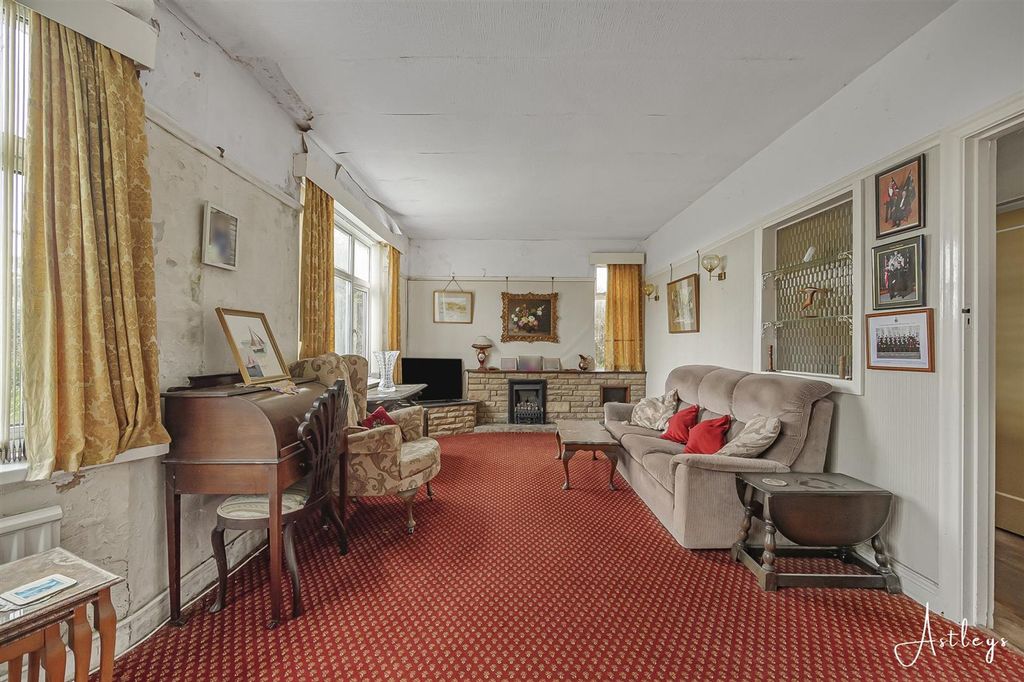 Property photo 3 of 21 Lounge