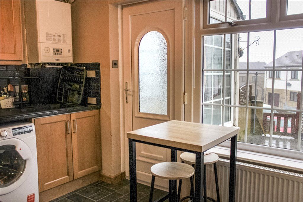 Property photo 3 of 10 Kitchen