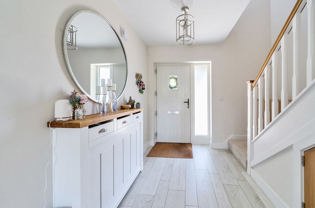 Property photo 2 of 14 1313675-27-685E94...