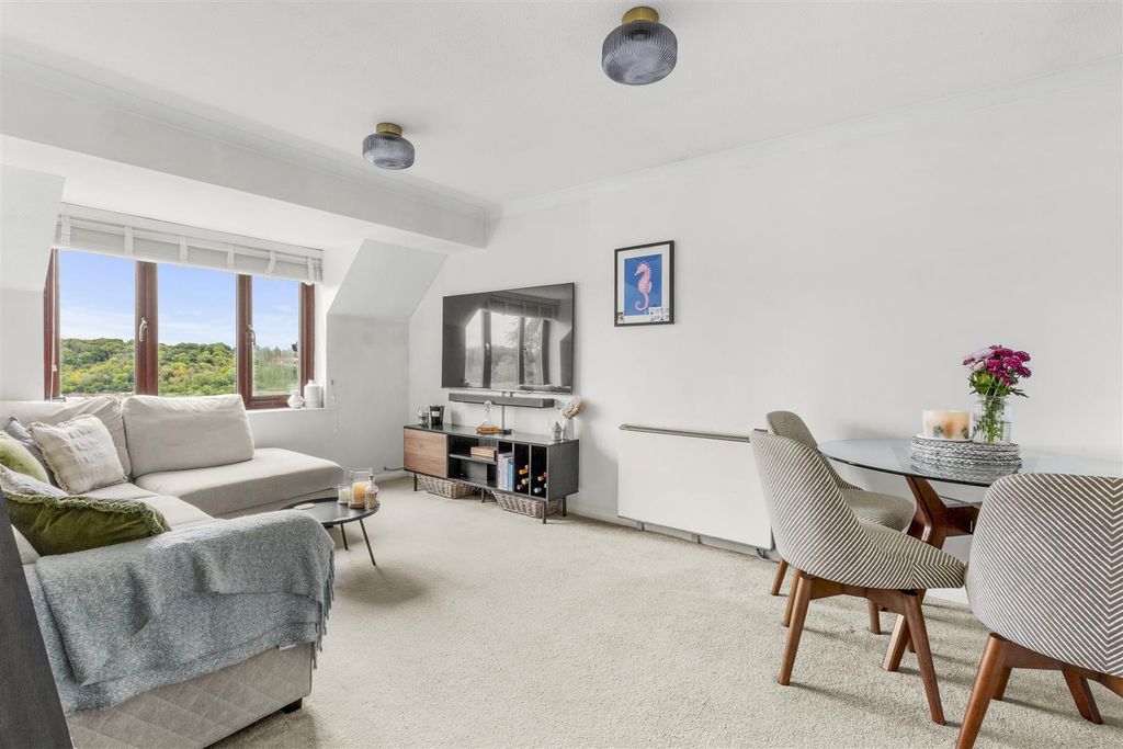 Property photo 3 of 13 36 Windrush Court, Hp13 7Ul-2.Jpg
