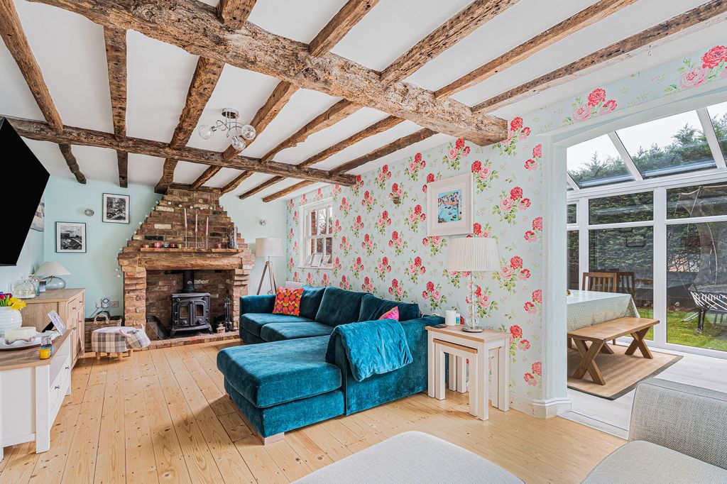 Property photo 2 of 38 Lounge