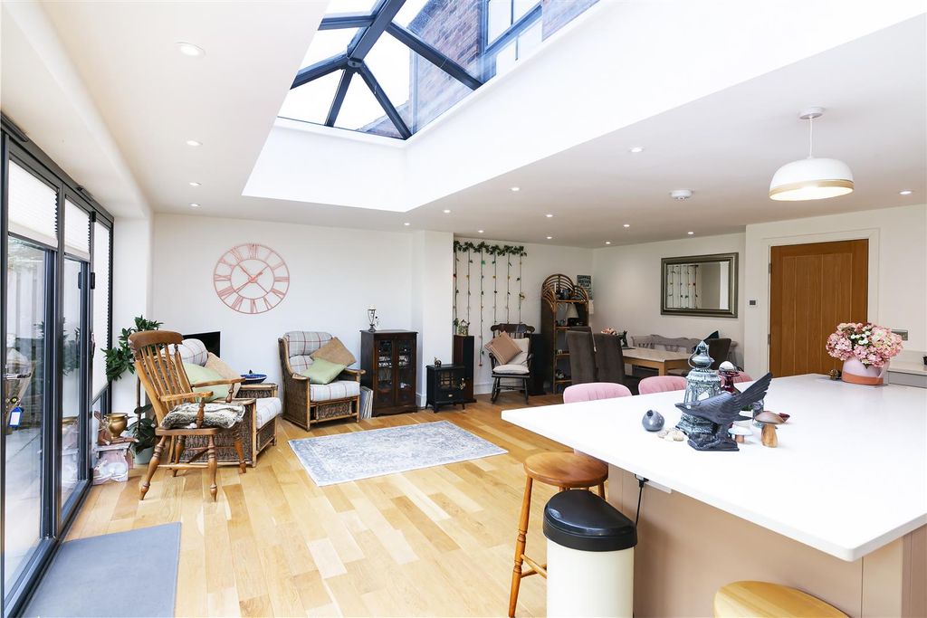 Property photo 2 of 27