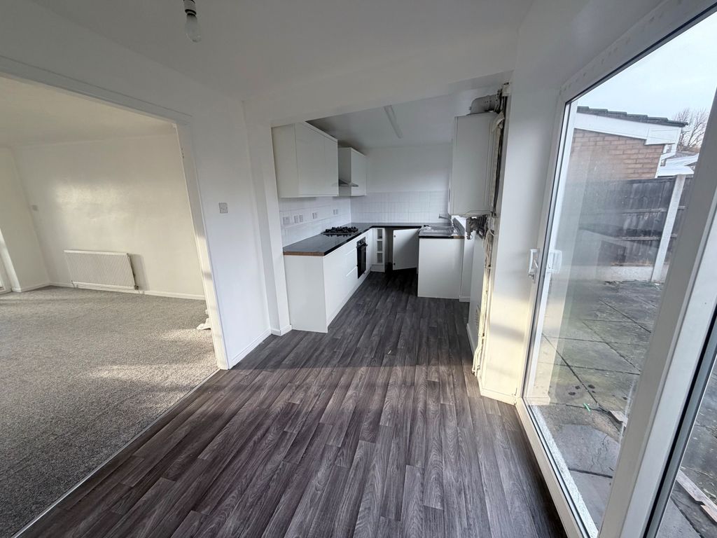 Property photo 3 of 10 Kitchen