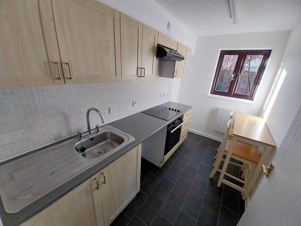 Property photo 3 of 6 Kitchen