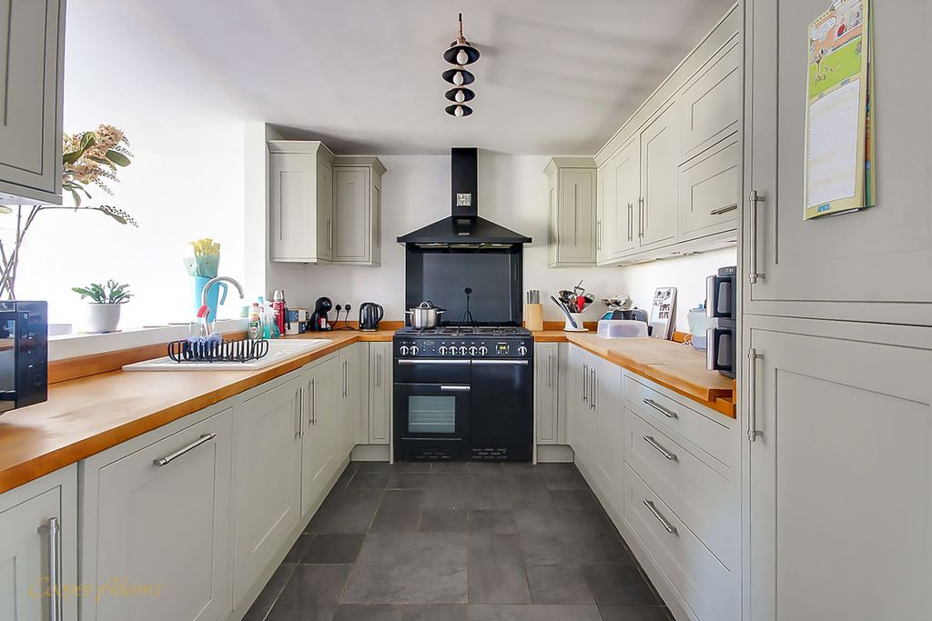 Property photo 2 of 11 Kitchen