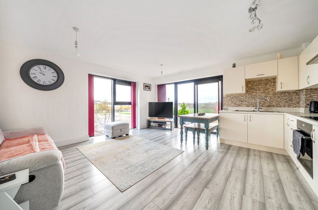 Property photo 1 of 11 1374672-7-690dc52...