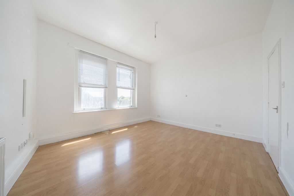 Property photo 2 of 15 1495759-2-6A5E122...