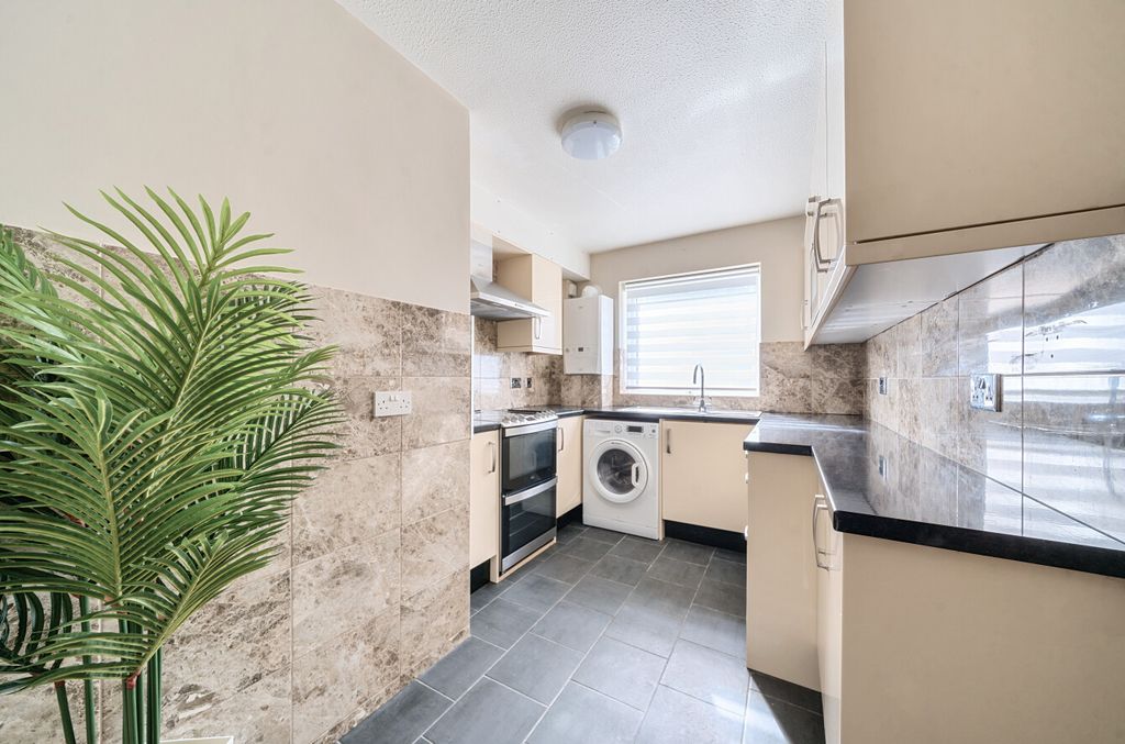 Property photo 3 of 14 1357464-31-68d280...