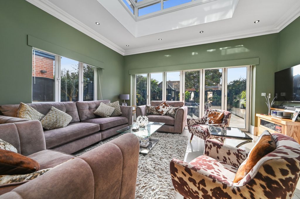 Property photo 2 of 35 Ht-Fc(Col)-48Creffieldroad-15