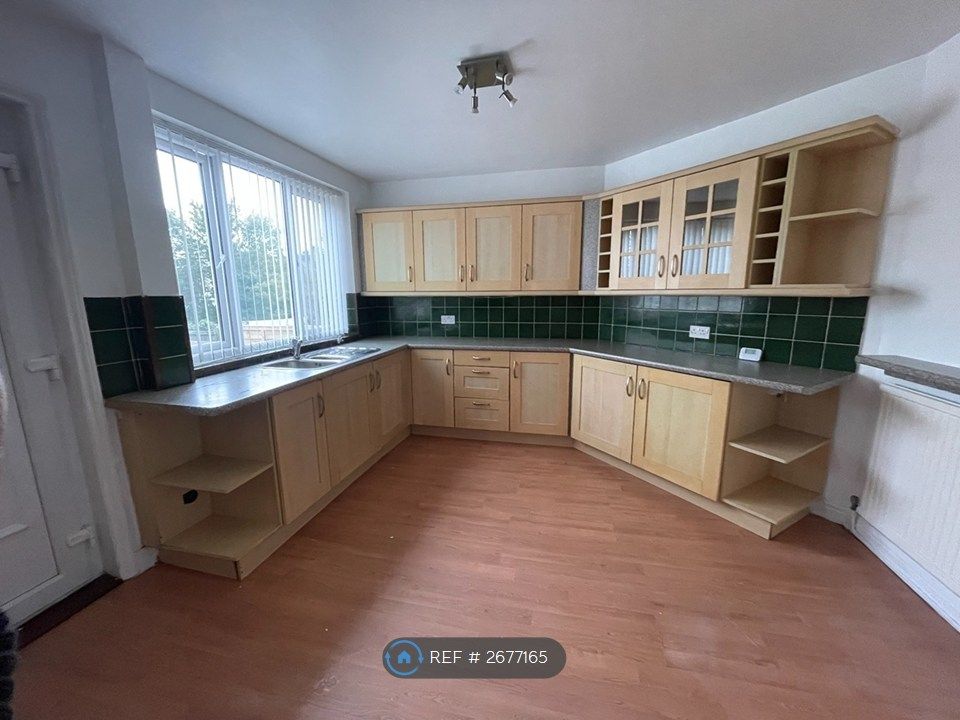 Property photo 3 of 17 Kitchen