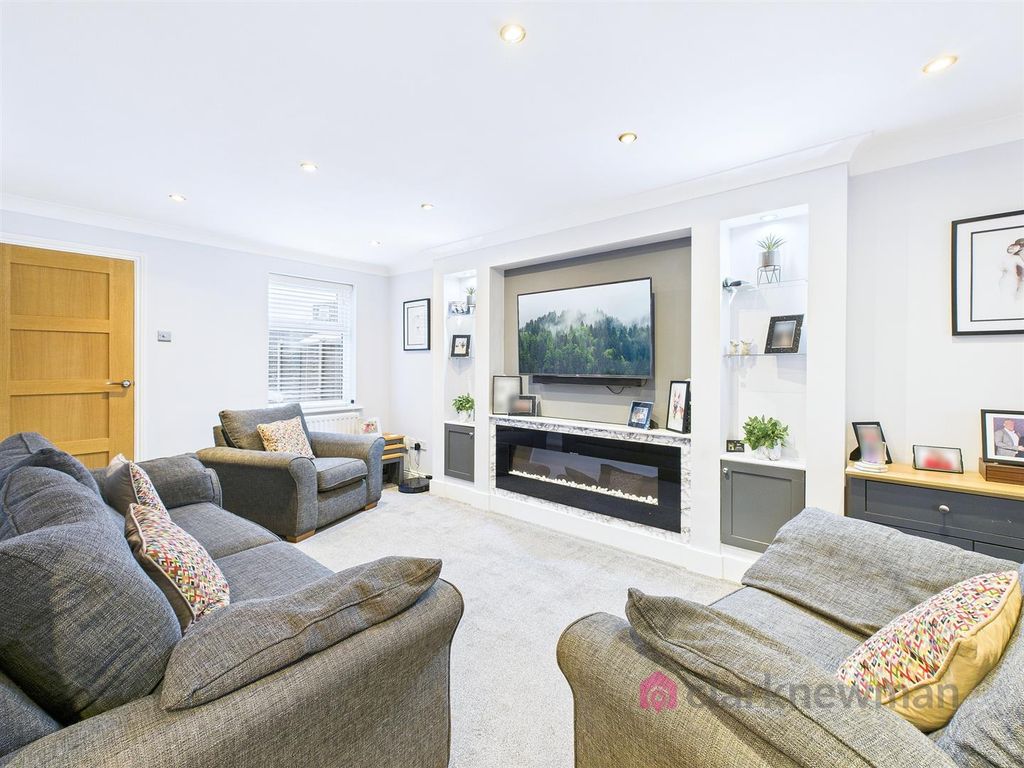 Property photo 2 of 18 Lounge