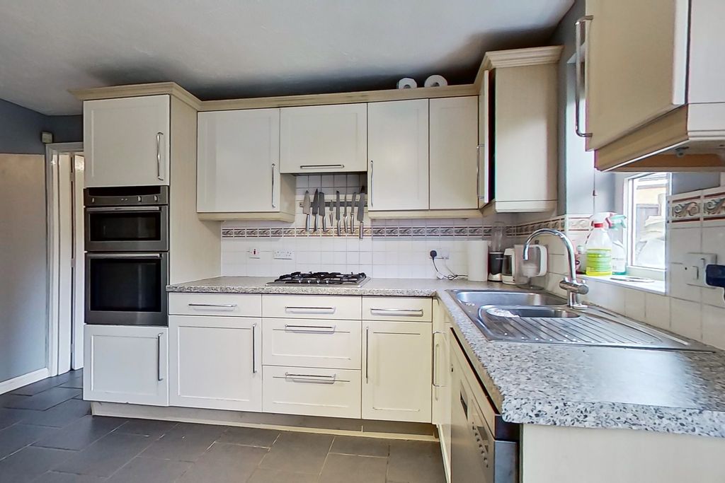 Property photo 3 of 23