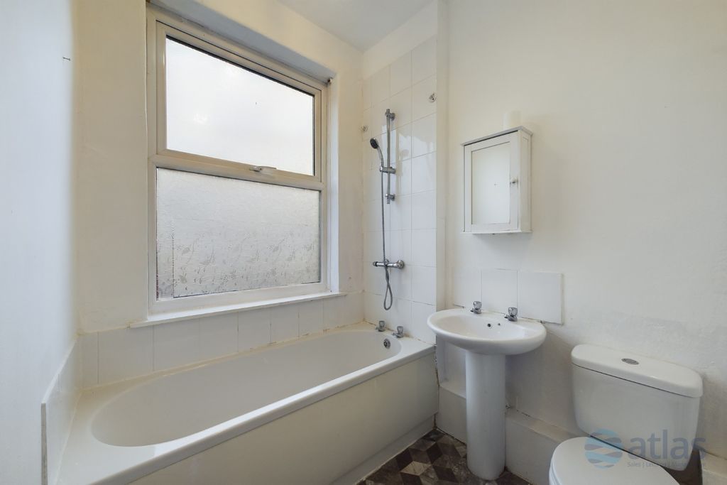 Property photo 3 of 11 Bathroom