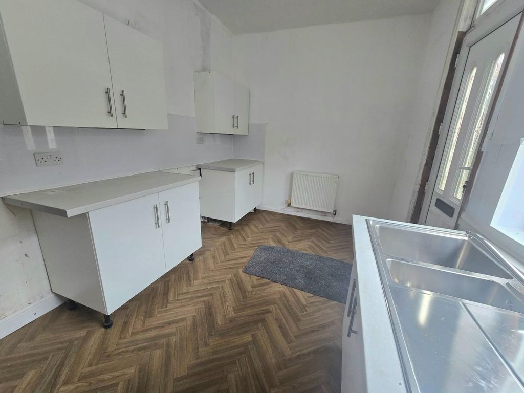 Property photo 3 of 9 Kitchen