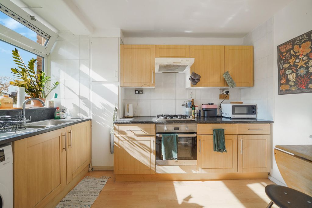 Property photo 3 of 8 Kitchen