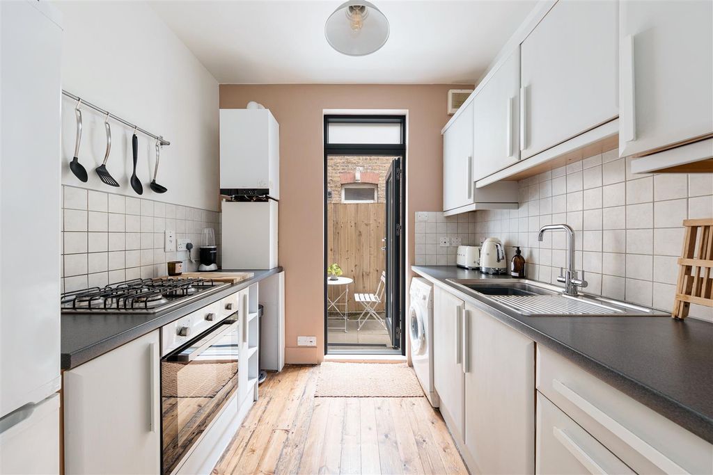 Property photo 3 of 27 Brettenham Road, E17