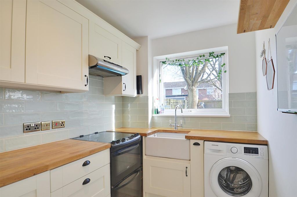 Property photo 3 of 7 Kitchen