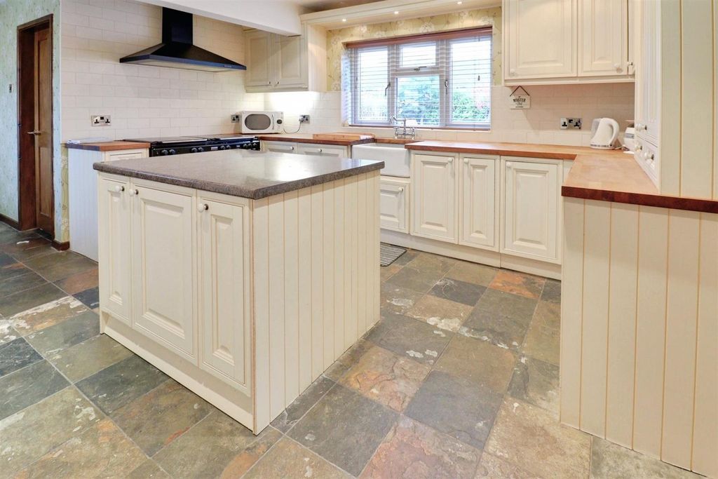 Property photo 2 of 27