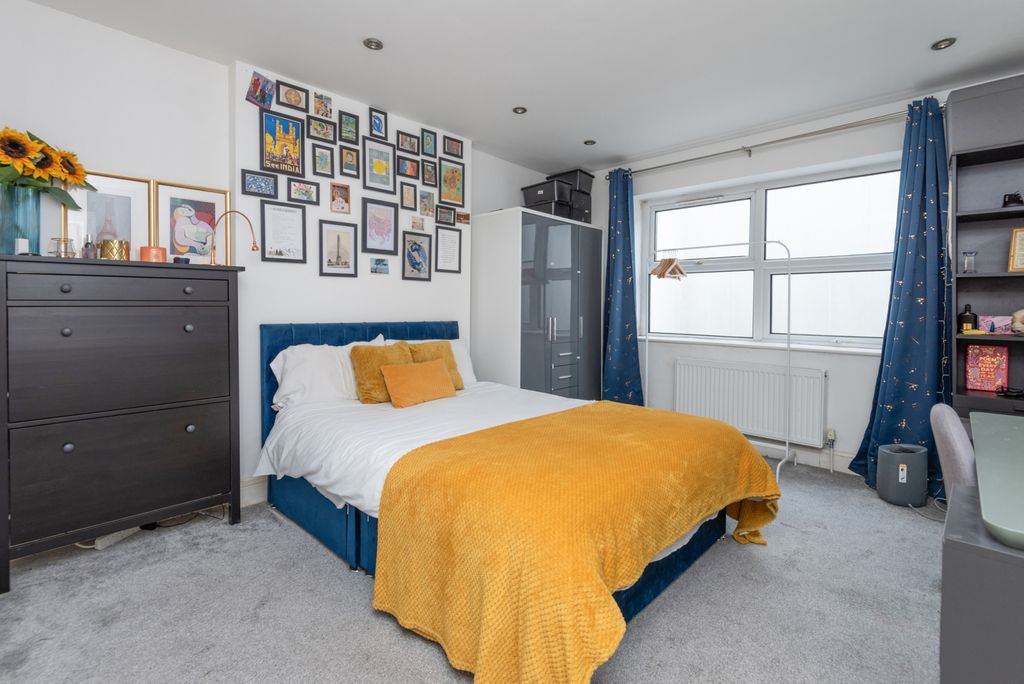 Property photo 2 of 32