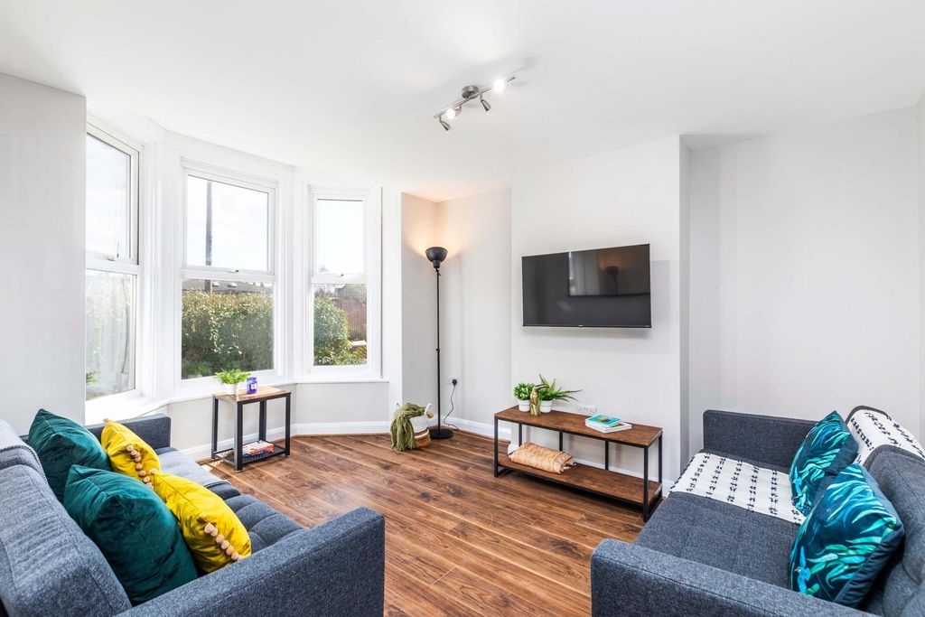 Property photo 1 of 7 Bright, Modern Living Room With Large Bay Windows,...