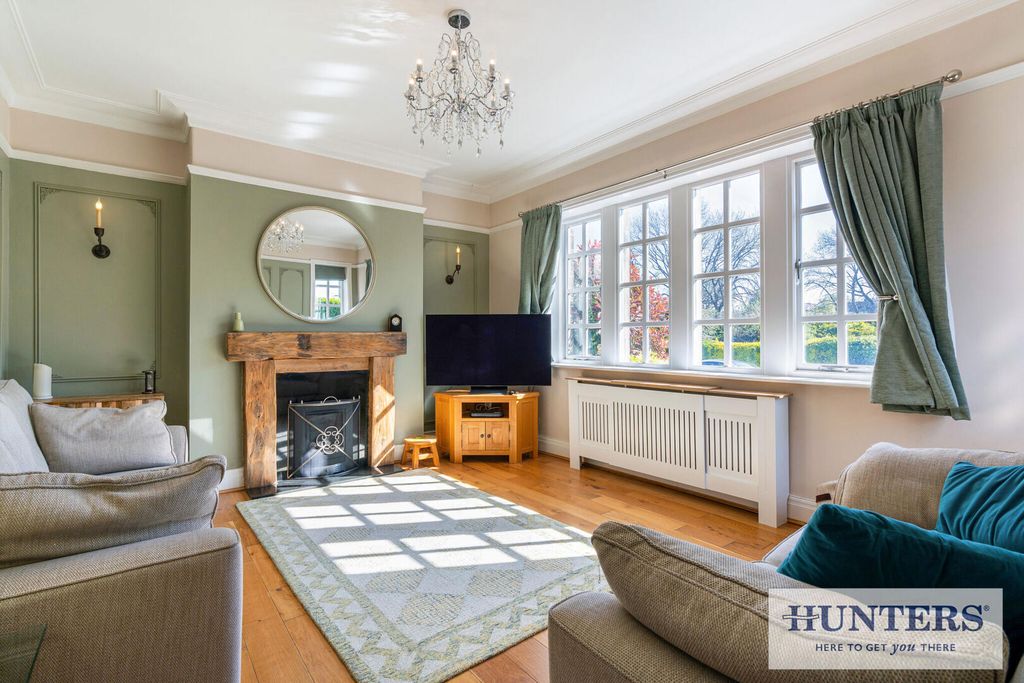 Property photo 2 of 27 Living Room