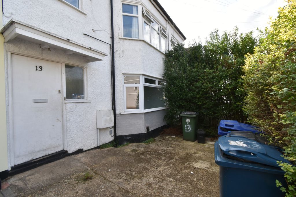 Property photo 1 of 6 Spacious Two Bedroom Flat In South Harrow, Ha8
