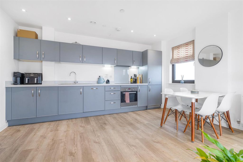 Property photo 2 of 14 Purley Way-4.Jpg