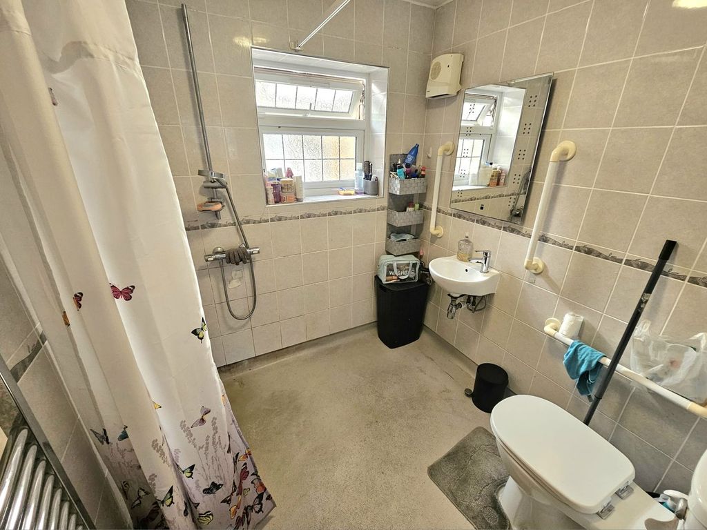 Property photo 3 of 7 Shower Suite