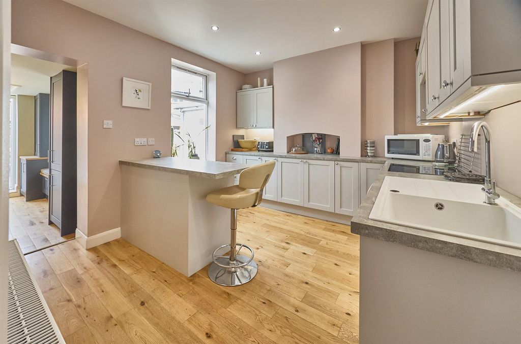 Property photo 3 of 10 Refitted Breakfast Kitchen